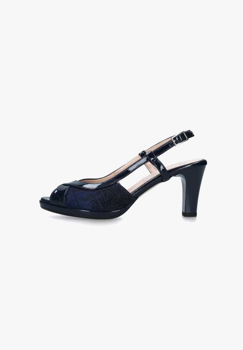 Sandalo con tacco slingback aperto in pelle verniciata blu scuro con tessuto texturizzato; cinturino regolabile; tacco a blocco di 3 pollici; design elegante con ritagli.