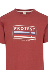 Rode katoenen T-shirt met ronde hals en korte mouwen; voorzien van een rechthoekige grafiek met de tekst "PROTEST" en golfontwerpen in blauw en rood.