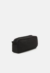 Estuche de lápices negro de forma rectangular, con cierre de cremallera y una superficie texturizada. Cuenta con un asa lateral para facilitar el transporte.