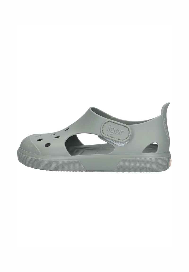 Sandalias infantiles grises hechas de goma flexible. Las características del diseño incluyen agujeros para ventilación, una correa de Velcro y suelas texturizadas para mayor agarre.