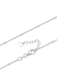 Silberne Kettenarmband mit eingewebten kleinen Perlen, einem herzförmigen Anhänger und einem Karabinerverschluss. Strukturierte, zarte Gestaltung.