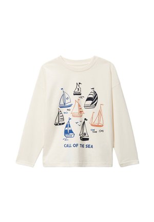 Chemise à manches longues couleur crème avec des illustrations colorées de voiliers, de petits poissons, de mouettes, et le texte "CALL OF THE SEA" à l'avant.