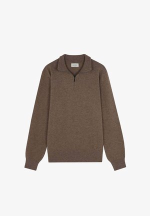 Brązowy sweter z wysokim kołnierzem zapinanym na ćwierć, długimi rękawami, ściągaczami przy rękawach i u dołu, wykonany z miękkiego, teksturowanego materiału.
