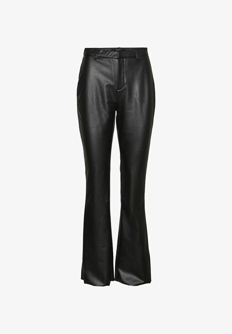 Schwarze Lederhose mit ausgestelltem Schnitt, glatter Textur, vorderem Reißverschluss, schrägen Taschen und geschlitzten Säumen am Bund für zusätzliche Details.