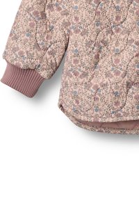 Pikowana kurtka z miękkiego różowego materiału w kwiatowy wzór, z prążkowanymi mankietami i prostym dołem. Z delikatnymi niebieskimi i fioletowymi akcentami.