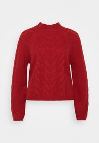 Pull en maille rouge avec des manches longues et un col montant côtelé, présenté sur un fond clair uni.