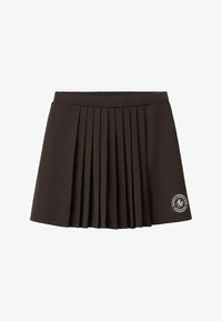 Falda de tenis negra plisada con cintura ajustada y logotipo circular blanco que dice "Mango Tennis Club Barcelona" en el dobladillo inferior.