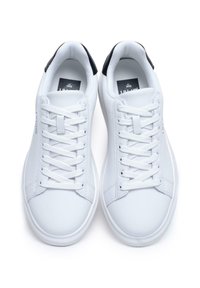 Sneakers bianchi con lacci, finitura in pelle liscia, punta rotonda, colletto imbottito e un accento sul tallone nero a contrasto.