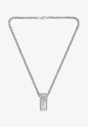 Srebrny naszyjnik z łańcuszkiem i prostokątnym wisiorkiem z wygrawerowanym napisem "BOSS" na białym tle.