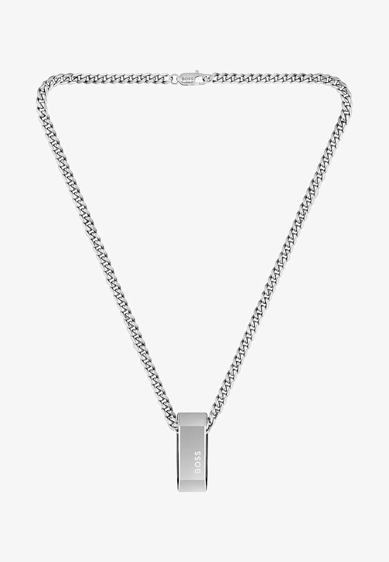 Chaîne en argent avec pendentif rectangulaire gravé "BOSS" sur fond blanc.