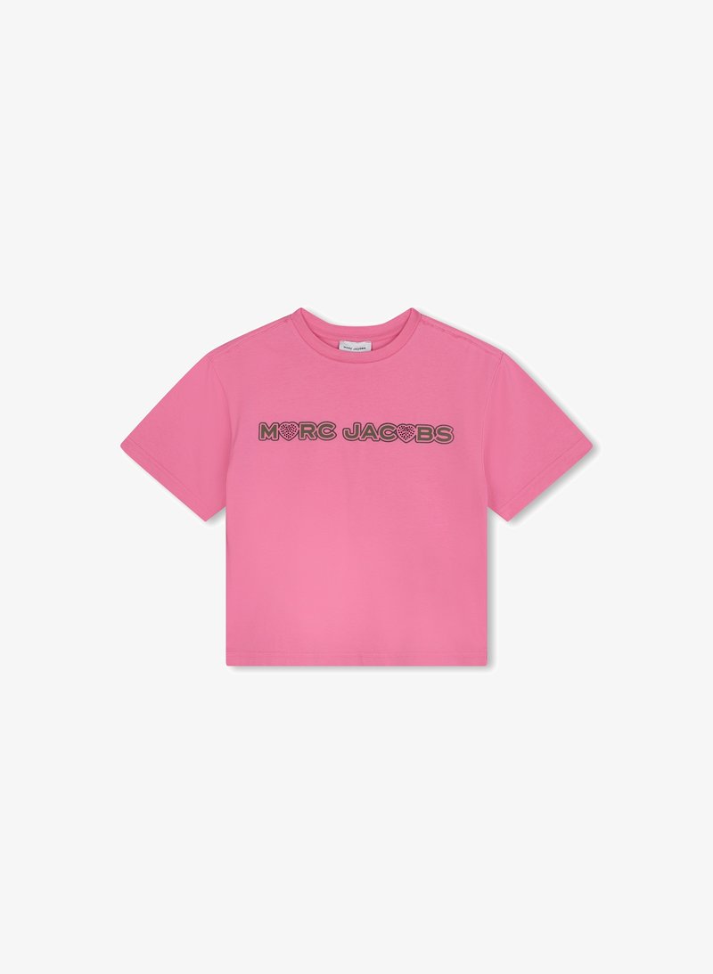 T-shirt rose à manches courtes en coton, affichant le texte "MARC JACOBS" en gras avec des accents en forme de cœur, conçu dans un style cropped.