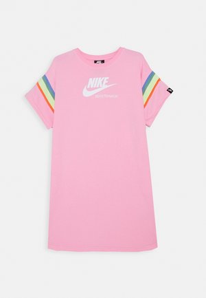 Lyserød Nike sportst-shirtkjole med rund halsudskæring, hvidt logo på brystet og regnbuefarvede striber på begge ærmer.