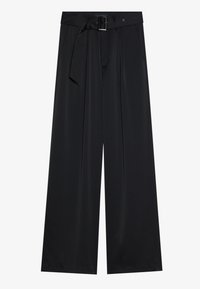 Pantalons larges noirs en tissu lisse, dotés d'une taille haute avec une ceinture et un détail de boucle, et des plis avant prononcés.