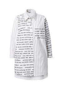 Camicia bianca con bottoni e strisce verticali nere e motivi testuali. Presenta maniche lunghe, colletto e una tasca sul petto a sinistra.