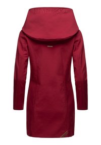 Manteau rouge, longueur genoux, avec un grand col replié. Tissu lisse avec des coutures ajustées et un patch logo près de l'ourlet. Manches longues.