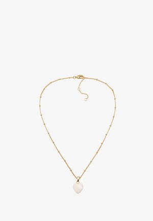 Collier en chaîne dorée avec de petites perles en accent, présentant un pendentif en forme de cœur blanc. La chaîne est équipée d'un fermoir en forme de homard pour un maintien sécurisé.