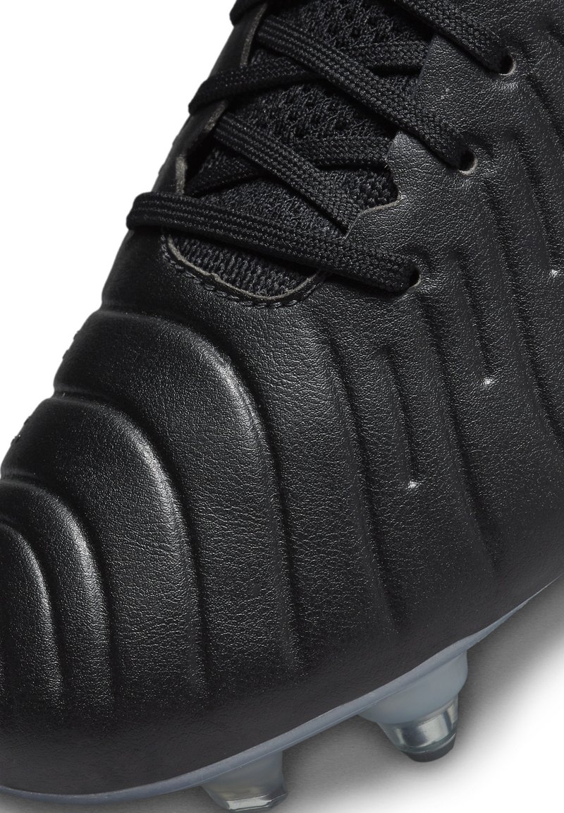 Scarpino da calcio nero con superficie testurizzata, caratterizzato da curve, lacci neri e tacchetti trasparenti per una migliore traction.