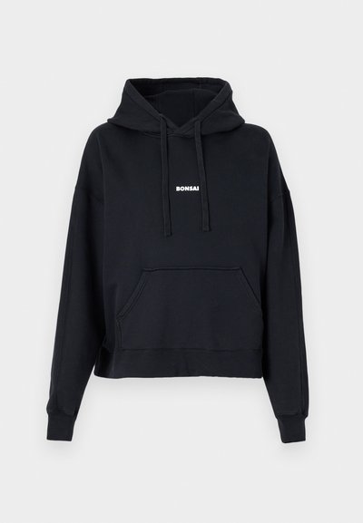 Črna skrajšana kapuca iz mehkega blaga, z sprednjim žepom, kapuco z vrvico in belim logotipom "BONSAI" na prsih.