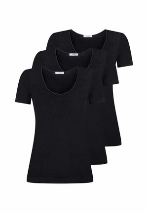 Tre t-shirt nere a maniche corte con scollo tondo impilate, ciascuna con una piccola etichetta bianca al collo, esposte su sfondo bianco.