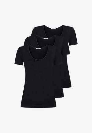 Tre t-shirt nere a maniche corte con scollo tondo impilate, ciascuna con una piccola etichetta bianca al collo, esposte su sfondo bianco.