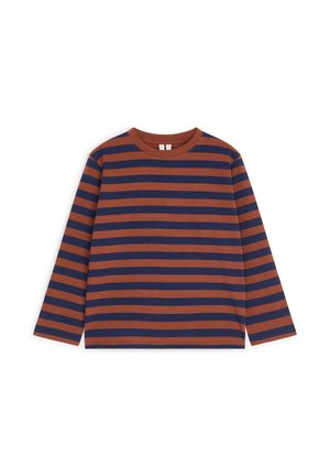 Chemise à manches longues avec des rayures horizontales bleu marine et marron et un col rond.