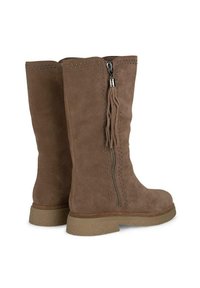 Brązowe zamszowe kozaki do kolan z posrebrzanymi ćwiekami, bocznymi zamkami i detalem w postaci frędzli; teksturowane wykończenie i masywne gumowe podeszwy.