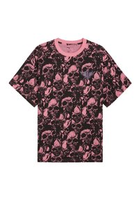 Sort T-shirt med pink kraniummønster overalt og et lille blåt vingeemblem på den øverste venstre bryst, pink krave.