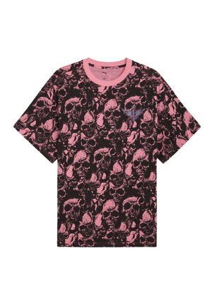Sort T-shirt med pink kraniummønster overalt og et lille blåt vingeemblem på den øverste venstre bryst, pink krave.