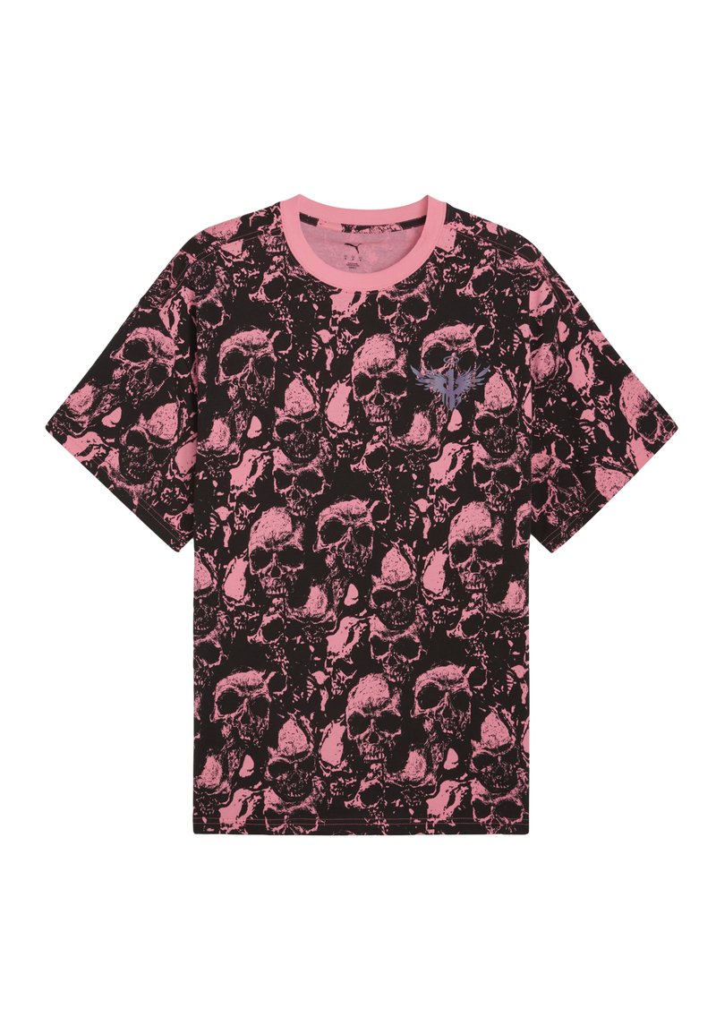 Sort T-shirt med pink kraniummønster overalt og et lille blåt vingeemblem på den øverste venstre bryst, pink krave.