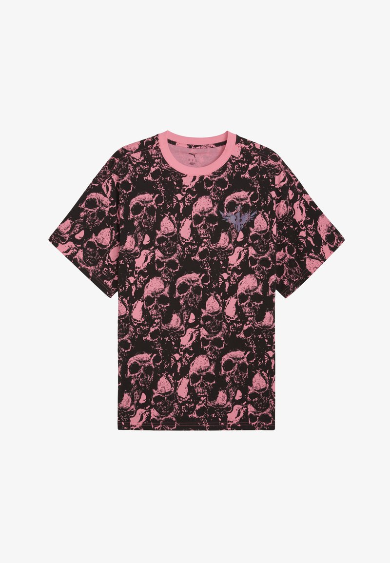 Schwarzes T-Shirt mit pinkem Totenkopf-Muster überall und einem kleinen blauen geflügelten Emblem auf der oberen linken Brust, pinker Kragen.