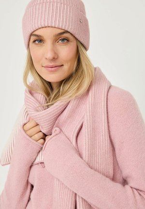 Ljust rosa stickad mössa och scarf-set med ribbat mönster. Mjukt material, åtsittande form och ett diskret randigt mönster på scarfen.