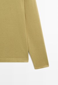 Pullover mit langen Ärmeln in Olivgrün, mit geripptem Saum und Bündchen, aus feinem Strickstoff gefertigt.