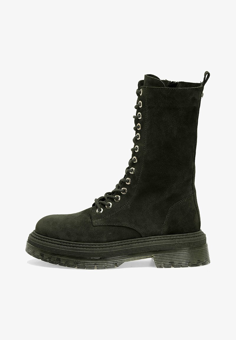 Svart mocka känga med snörning, tjock texturerad sula, öljett-hårdvara och hög ankelhöjd. Har en dragflik på baksidan.