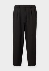 Zwarte broek van een glad, lichtgewicht materiaal, met een rechte snit en een tailleband met riemlussen. Geen zichtbare zakken of versieringen.