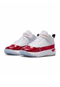 Baskets blanches et rouges avec un capuchon en cuir verni rouge brillant, une partie médiane blanche texturée, des accents en maille et une semelle en caoutchouc bleu clair.