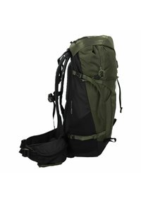 Olivgrön och svart vandringsryggsäck med justerbara remmar, ett locket på toppen, sidofickor och en nätpanel på baksidan för ventilation.