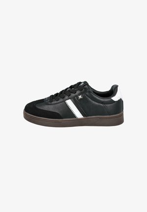 Zapatillas de cuero negro con acentos de ante, detalles en rayas blancas, cordones planos y una suela de goma oscura. Punta redonda y cuello acolchado.