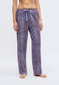 Lilla pyjamasbukser med leopardprint, elastisk talje og bindebånd foran. Fremstillet af blødt stof med afslappet pasform.