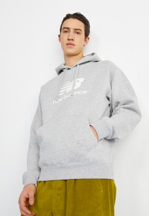New Balance SPORT ESSENTIALS LOGO HOODIE UNISEX - Jersey con capucha - athletic grey