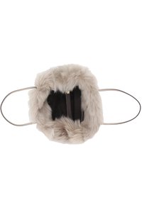 Sac à main en fausse fourrure beige avec deux fines bandoulières, montrant le haut ouvert et la doublure intérieure noire avec une poche zippée.