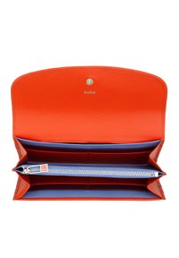 Billetera de cuero naranja con cierre a presión, que cuenta con múltiples ranuras para tarjetas y un compartimento con cremallera y un zipper plateado. El interior es de color azul claro.