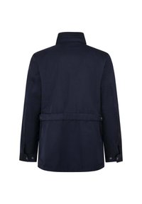 Chaqueta azul marino con cuello alto, mangas largas y cintura ceñida. Presenta una textura suave y detalles de botones en las mangas.