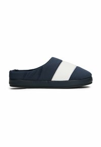 Pantofole blu navy slip-on con una striscia diagonale bianca e tomaia in tessuto imbottito. Suola in gomma nera testurizzata per aderenza e durata.
