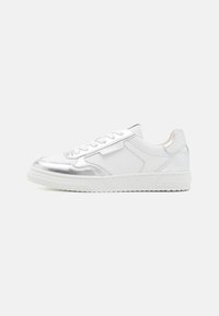 Sneaker bianco con accenti metallici argento, dotato di tomaia in pelle liscia, punta rotonda, suola piatta in gomma e chiusura con lacci.