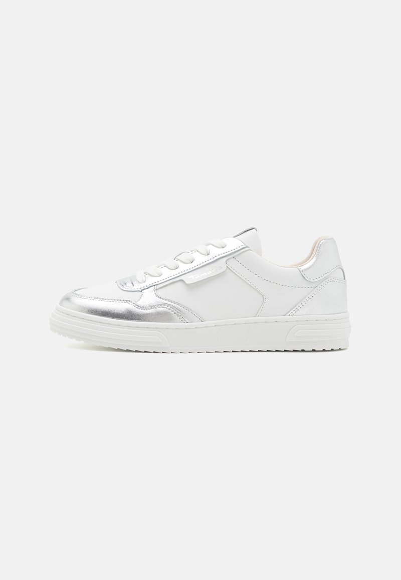 Sneaker bianco con accenti metallici argento, dotato di tomaia in pelle liscia, punta rotonda, suola piatta in gomma e chiusura con lacci.