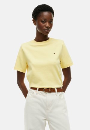 Tommy Hilfiger, INTERLOCK BOXY C-NK SS TEE - INTERLOCK ESS - T-shirt basic - citronella