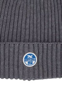 Beanie grigia lavorata a maglia con righe verticali, dotata di un patch rotondo blu e bianco con la scritta "NORTH SAILS". Texture morbida.