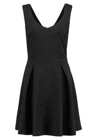 Svart klänning med V-urringning, figursydd överdel och utsvängd kjol. Tillverkad av textil med subtila ränder och ärmlös design.