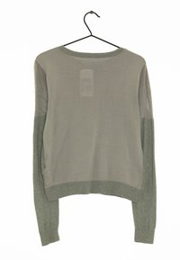 Jasnoszary sweter z długim rękawem i oliwkowozielonymi akcentami, z siateczkowymi panelami na górnej części rękawów, wiszący na czarnej wieszaku.