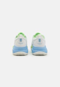 Pantofi sport albi cu accente albastre și verzi. Partea superioară din plasă ușoară, guler căptușit și talpă texturată albă. Branding vizibil pe călcâie.